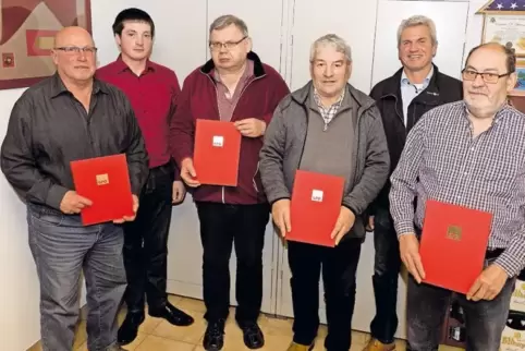 Norbert Glas, Vorsitzender Benjamin Gilcher, Helmut Dahlmanns, Franz Edinger, Gemeindeverbandsvorsitzender Andreas Müller und Ru