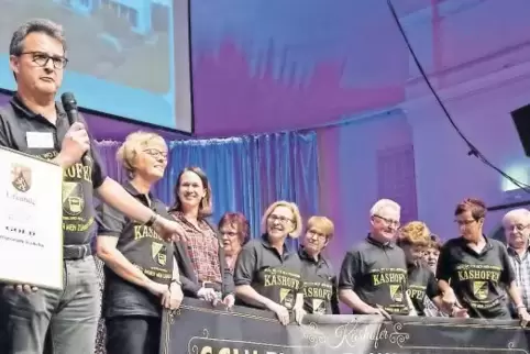 „Wir sind Gold“: Die Gemeinde Käshofen wurde im November in der Kaiserslauterer Fruchthalle von Innenminister Roger Lewentz ausg