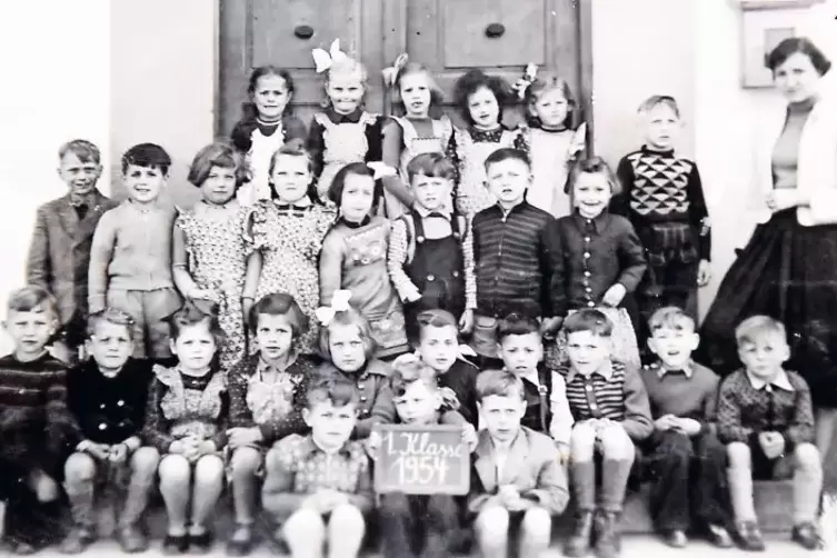 Sogar die Protestanten durften mit aufs Bild: der Jahrgang in der ersten Klasse 1954.