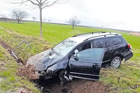 Samt Brückengeländer landete der Passat im Graben.