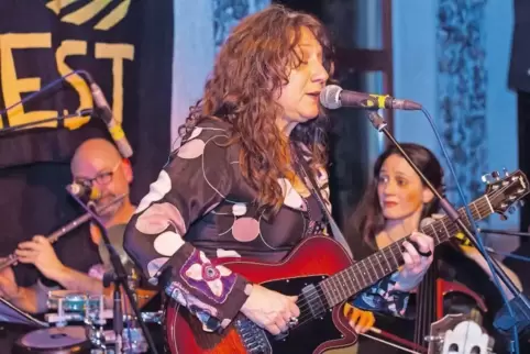 Brachte die Lebensfreude Brasiliens in den trüben deutschen Winter: Zelia Fonseca mit ihrer Band.