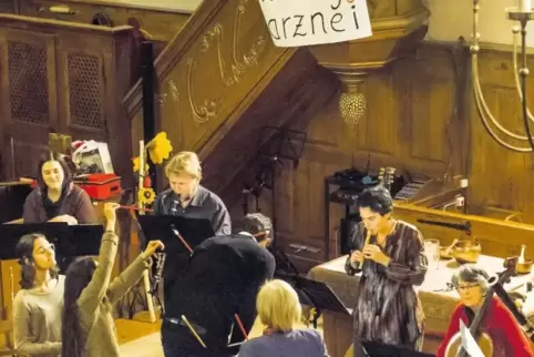 Die elf Musikerinnen und Musiker boten in der Haardter Kirche ein buntes Programm rund um das Thema Medizin.