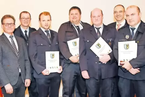 Verbandsgemeindebürgermeister Peter Lubenau und Wehrführer Thorsten Ritzmann ehrten Florian Heck, Bernd Poschmann, Marko Benz un