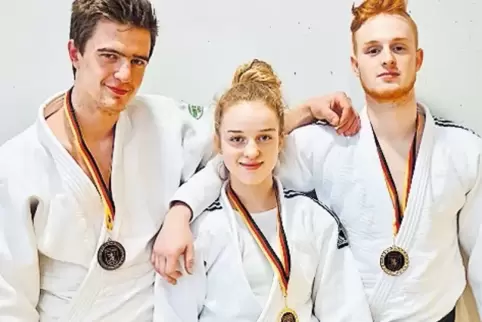 Stolze Medaillengewinner: (von links) Frederick Brödel, Hannah Burkhard und Jan Burkhard vom Judo-Club Schindhard.