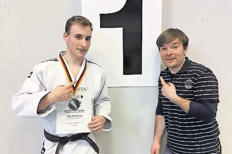 Nummer eins der pf&auml;lzischen U21-Judoka bis 66 Kilo: Paul Ackermann vom TV Pirmasens mit seinem Trainer Eric K&ouml;stel.