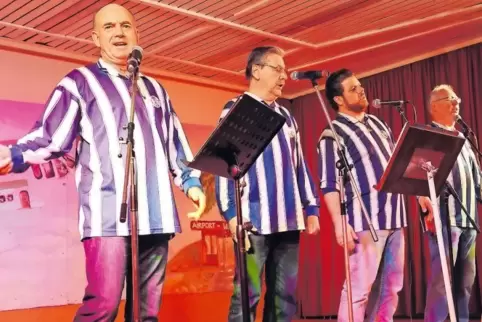 Stimmungsvoll: Die „Tura Singers“ sorgen beim Publikum für musikalische Unterhaltung.