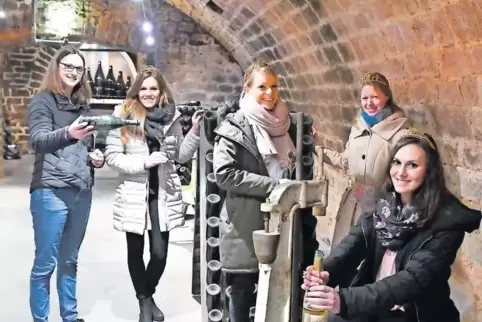 Die Weinmajestäten im Sektschloss: Katharina Weisbrodt von der Sektkellerei führte Laura Lahm, Katharina Staab, Charlotte Freibe