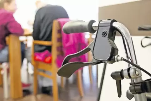 Ältere Menschen sind oft auf Hilfe angewiesen. Die passende zu finden und diese zu finanzieren – dabei könnte ein Quartiersmanag