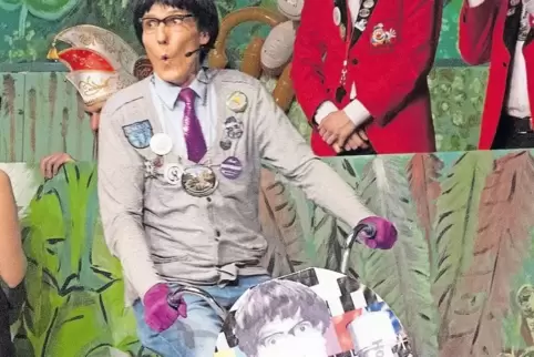 Schollück vom Hofstück stand auch dieses Jahr mit einer Video-Bütt bei der Prunksitzung der „Lustavia“ auf der Bühne.