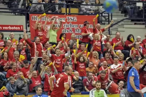 Der achte Mann: die Fans der Eulen Ludwigshafen.  Foto: Kunz 