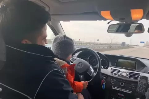 „Nur bei stehendem Fahrzeug zulässig“, schreibt die Polizei zu ihrem Schnappschuss von dem wartenden Kind. Foto: Polizei