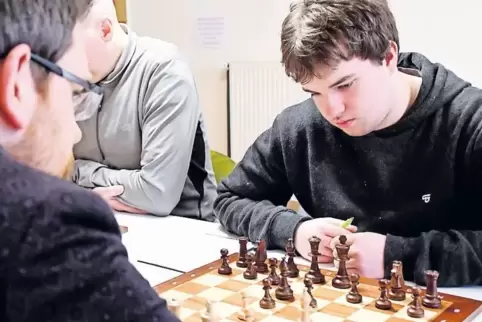 Jugendspieler Sebastian Knerr (rechts) vom Schachklub Zweibrücken (hier gegen Michael Müller vom SC Pirmasens) belegte Rang drei