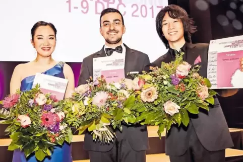 Strahlende Sieger: Ho Jeong Lee, Alberto Ferro und Tomoki Kitamura (von links) im Dezember beim Abschluss der International Tele