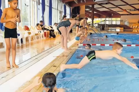Vorne die Staffel der Grundschule Husterhöhe, für die gerade Sebastian Bock ins Wasser springt, nachdem Sarah Petry angeschlagen
