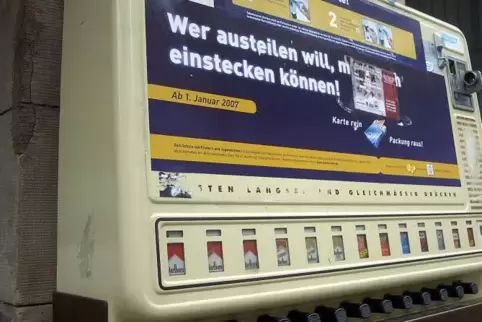 Einen ganzen Zigarettenautomaten mitgenommen haben Unbekannte in Hinzweiler. Foto: Kunz