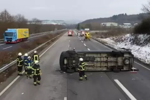 Bis etwa 17 Uhr war die Autobahn zwischen Reichweiler und Kusel gesperrt. Foto: Feuerwehr/frei