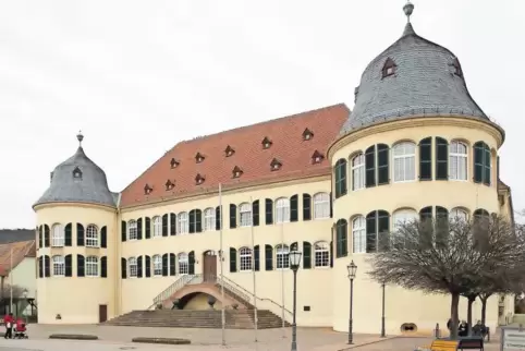 Im Schloss in Bad Bergzabern residieren Verbands- und Stadtbürgermeister. Während der Verbandsbürgermeister seine Aufgaben haupt