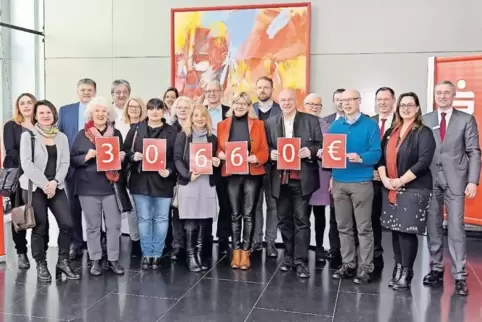 Gruppenbild im Sparkassen-Foyer mit dem designierten Vorstandsvorsitzenden Thomas Traue (rechts): Die Zuwendungen, die die Spark