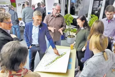 Wie könnte Hütschenhausen schöner gestaltet werden? Ralf Leßmeister, Landrat und ehemaliger Ortsbürgermeister, lässt sich von St