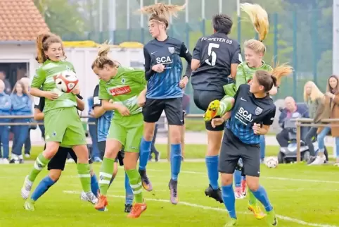 0:0: Dem guten Auftakt gegen Borussia Mönchengladbach folgt eine bislang starke Saison des FC Speyer (blaue Trikots).