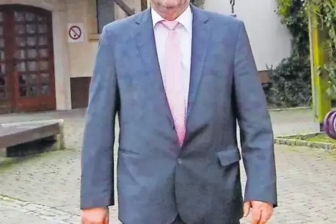Schwungvoll im Einsatz für Römerberg: Manfred Scharfenberger am Haus der Vereine in Mechtersheim.