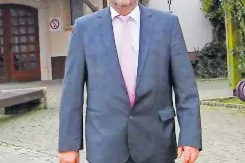 Schwungvoll im Einsatz für Römerberg: Manfred Scharfenberger am Haus der Vereine in Mechtersheim.