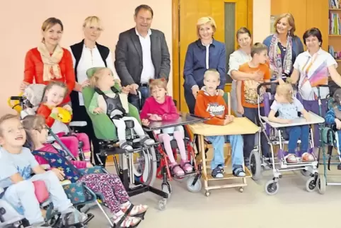 Helfer auf Stippvisite im unterstützten Kinderheim.