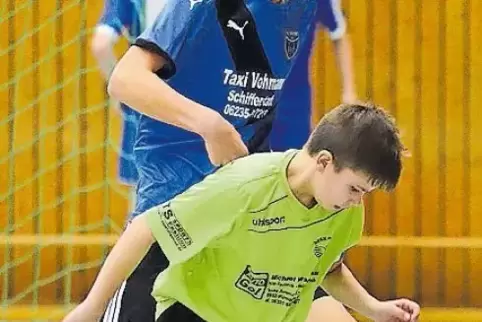 Höhendifferenz: Benjamin Seifert (vorne) von den C-Junioren des TuS/DJK Pirmasens im Zweikampf mit Constantin Zegermacher vom FC