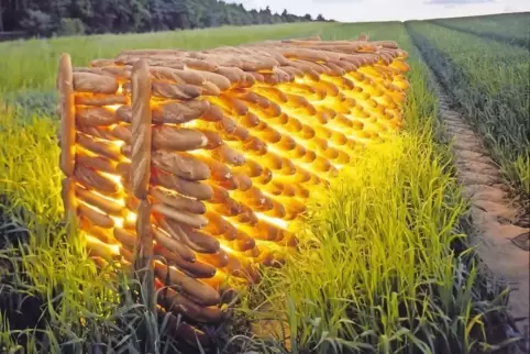 Leuchtende Gegenwart: ein Ster Baguette auf der Fotoinstallation „Brot und Spiele 5“ des Kaiserslauterer Fotografen Thomas Brenn