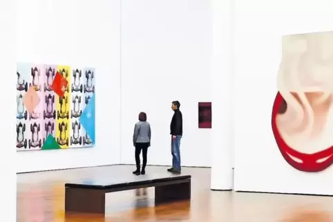 Blick in die Ausstellung im Museum Frieder Burda in Baden-Baden: „Cars“ von Andy Warhol und Tom Wesselmans „Smoker“.