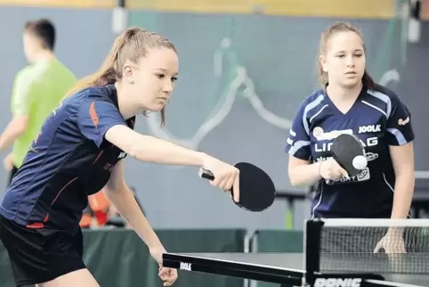 Emma Pirmann (links) und Celina Siebert (rechts) gehörten gestern zum Helmholtz-Tischtennis-Team, das sich im Landesfinale von J