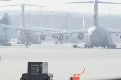 Wurden von hier aus Waffenlieferungen nach Nahost abgewickelt? Transportmaschinen auf dem Gelände der Air Base Ramstein.