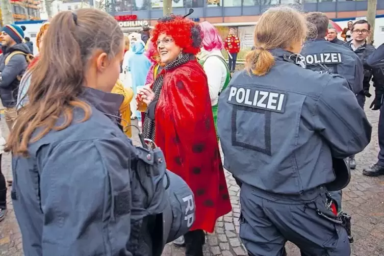 Mehr Stellen bei Bund und L&auml;ndern sollen die Sicherheit in Deutschland verbessern &ndash; ganzj&auml;hrig, nicht nur bei der Stra&szlig;enfasnach