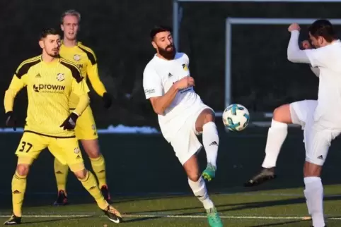 Training statt Spiel: die Dudenhofener Tolga Barin und Timo Enzenhofer (von links in Weiß) im Test beim VfB Haßloch. Foto: lm