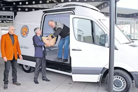 Gute Laune bei der Testbeladung des neuen Kühlfahrzeugs (von links): Tafel-Vorsitzender Wolfgang Kammler, Autohaus-Geschäftsführ