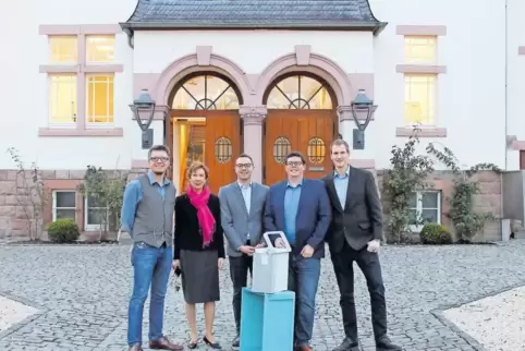 Der Geschäftsführer des Bito-Campus, Richard Haxel (links) und die Inhaberin der Bito-Lagertechnik Bittmann GmbH, Sabine Bittman