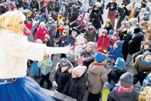 Streckt die Hände, Fäuste machen, Daumen hoch: Bei Tschu Tschu Wa machen alle mit.