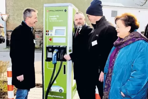 Einmal zapfen, bitte! Ralf Hersina, René Chassein von den Pfalzwerken, Bürgermeister Peter Degenhard und MdB Anita Schäfer.