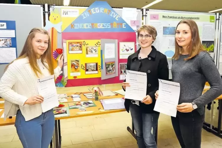 Die drei Siegerinnen bei der diesjährigen Praktikums-Präsentation am Leininger-Gymnasium in Grünstadt, von links: Annika Sommer,