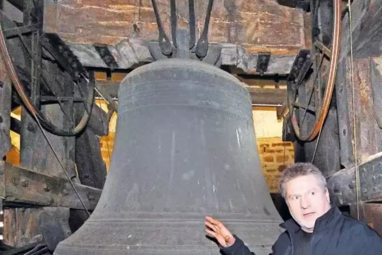 Kennt sich im Glockenturm aus: Der gelernte Elektriker Günter Frey kümmert sich um die Technik im Dom.