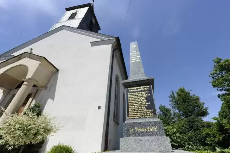 Darum geht’s: das Kriegerdenkmal vor der Kirche. Archivfoto: Kunz