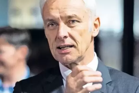 Matthias Müller soll den VW-Konzern ins Zeitalter der E-Mobilität führen. Doch er ist oft mit Vergangenheitsbewältigung beschäft