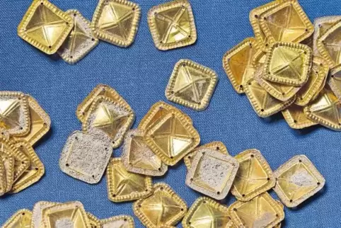 Diese goldenen Applikationen könnten auf ein Gewand aufgenäht gewesen sein, glauben die Archäologen, die über den Fund forschen.