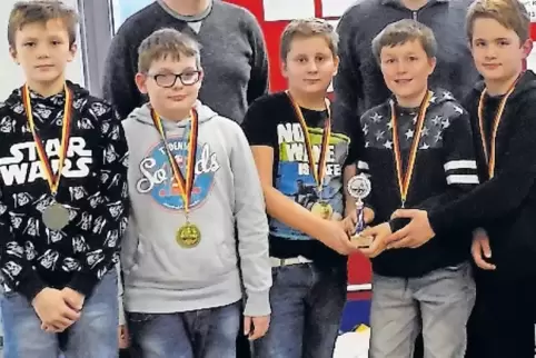 Auf Rang drei unter 20 U13-Teams: (von links) Max Schneider, Marc Leon Himmel, Maik Dell , Max Biehl und Leon Thelemann vom Hugo