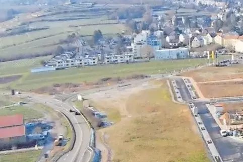 Schauplatz der Diskussion: Vorn über dem Bolzplatz die Fläche im Baugebiet Fronhof II, wo die Stadt einen Vollsortimenter unterb