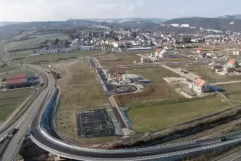  Vorn auf dem Areal über dem Bolzplatz will die Stadt einen Vollsortimenter haben. Hinten vor den Wohnhäusern die Fläche, wo Ald