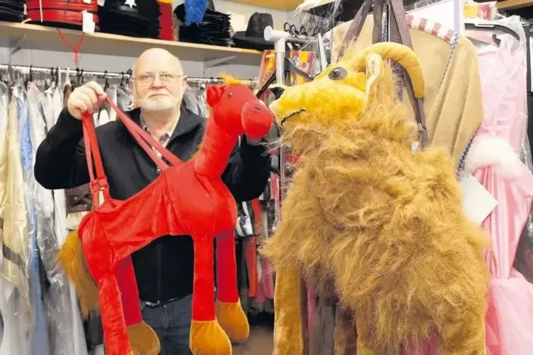 Jürgen Breunig mitten der Kostümwelt seines Ladens. Seit Mitte Oktober hat das närrische Einkaufsparadies fünfmal die Woche geöf
