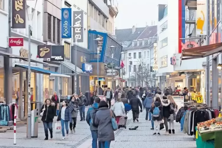 Die Fackelstraße bleibt die am meisten frequentierte Einkaufsstraße in der Innenstadt.
