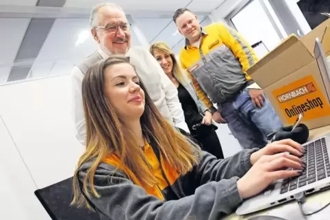 Die Hornbach Baumarkt AG will zu den Pionieren des neuen Berufs gehören (v.l.) Auszubildende Lena Jermann, Gerhard Stolz, Ayten 