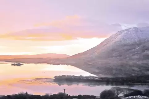 Mystische Stimmung: Diesen Sonnenaufgang fotografierte Robin Simons am Lough Corrib in der Grafschaft Galway, dem größten See in